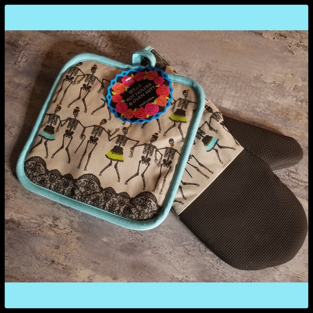 Skeletons Oven Mitt Set